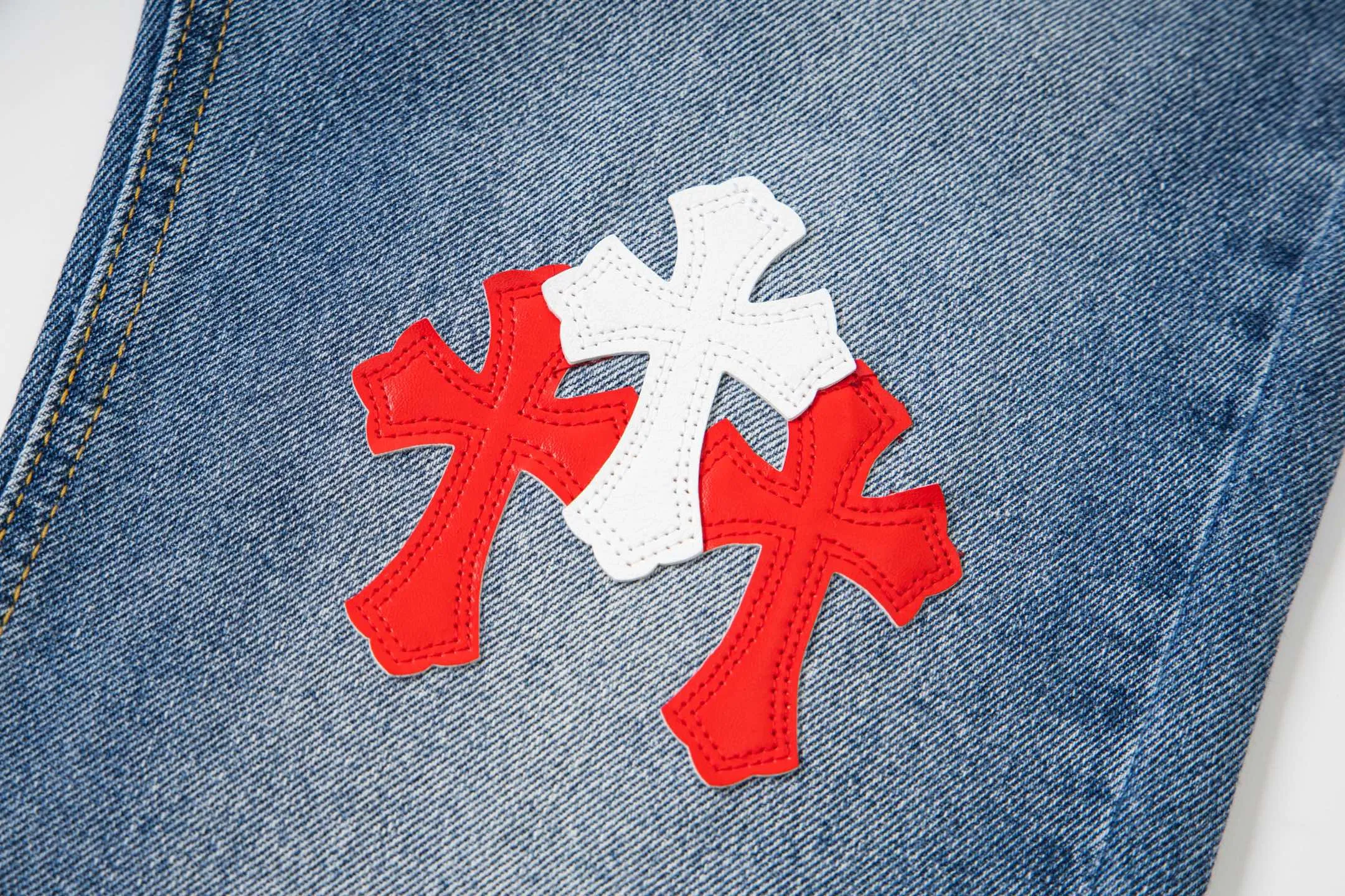P260 Chrome Hearts Light Blue Pants Sanskrit Red and White Leather Jeans CH jeans need to be washed and then dismantled and hand-stitched with sheepskin cross leather and then spliced ​​together. The whole piece has too many craftsmanship to explain. The patchwork cross pattern is embellished, and the high-waisted washed jeans! ! Absolutely high-end luxury products, god-level single products and super popular products, made with top heavy industry, a must-see magic weapon. Customized hardware. The fabric is thick and soft after washing. It has good breathability. Customized small leather label. Unique design. The details are simple and elegant, and the workmanship is exquisite. The entire trousers are neatly routed and the details are in place! It’s so cool that both men and women can easily control the genderless trend! Style number: 1802# Color: blue Size: 28 30 32 34